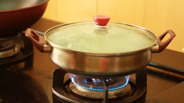 Closing the lid for the spaghetti boiling line to fast heat