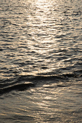 夕暮れの海と波