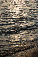 夕暮れの海と波