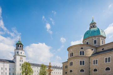 Fototapeta na wymiar Dom in Salzburg an einem sonnigen Tag mit Wolken
