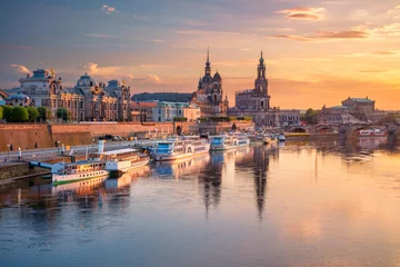 Dresden, Deutschland. Stadtbild von Dresden, Deutschland mit Reflexion der Stadt in der Elbe, während des Sonnenuntergangs. © rudi1976