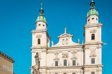 Fototapeta na wymiar Der Dom in der Stadt Salzburg in Österreich