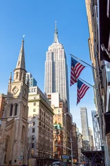 Fototapete Empire State Building Blick auf das Empire State Building und die Marmorstiftskirche mit amerikanischen Flaggen von der 5th Avenue 28th st