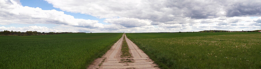 Idylle zwischen Feldern und Wiesen
