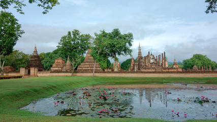 Fototapeta na wymiar ruins of Ancient architectural park in Thailand