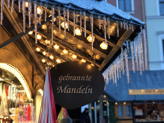 Weihnachtsmarkt Eiszapfen gebrannte Mandeln