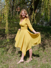 Blondine im gelben Kleid