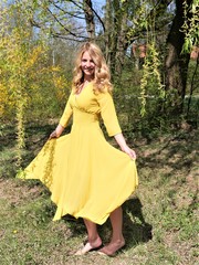 Blondine im gelben Kleid
