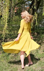 Blondine im gelben Kleid