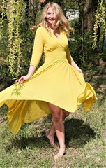 Blondine im gelben Kleid