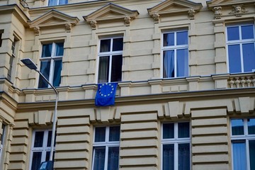 Fahne der Europäischen Union an einem Gebäude in Szczecin