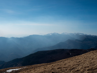 paesaggio di montagna , nebbia, cielo blu