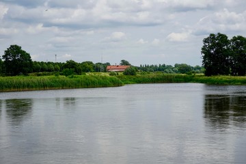 Panoramalandschaft an der Grenze zwischen Deutschland und Polen am Fluss Oder bei Frankfurt (Oder) mit Blick nach Polen (Słubice)
