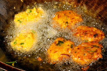 Piaju pakora pakoda pakodi fakkura bhajiya bhajji ponako onion lentil fitter snack frying cooking in boiling hot oil