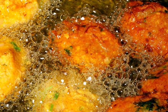 Piaju pakora pakoda pakodi fakkura bhajiya bhajji ponako onion lentil fitter snack frying cooking in boiling hot oil