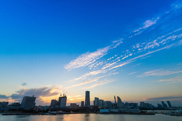 夕暮れの横浜みなとみらい　大さん橋から