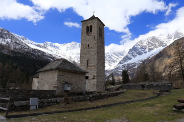 Fototapeta na wymiar Chiesa Vecchia a Macugnaga (VB) con Monte Rosa sullo sfondo