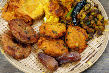 iftar set Piaju pakora beguni black chickpeas ghugni potato chop dates snack fried food