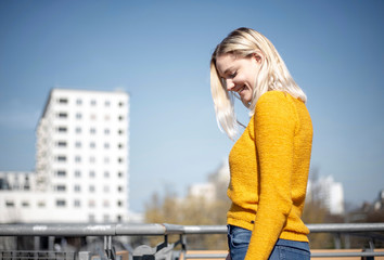fröhliche junge Frau