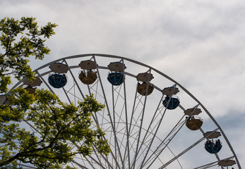 Riesenrad vor strahlendem blauem Himmel 