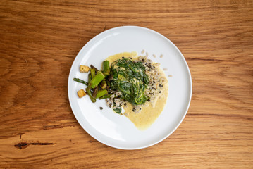 Spinat mit Kokosmilch, Reis, Belugalinsen, Spargel und Tofu. Gesund, vegetarisch. 
