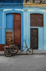 Fototapeta na wymiar door in old house, transportbike, Cuba, Habana, Transport