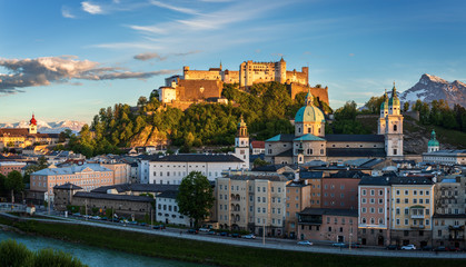 Naklejka premium Widok na panoramę Salzburga z Austrii