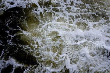 Unruhiges Wasser mit Gischt und Wellen als Hintergrund