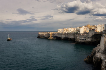 Fototapeta na wymiar Vista de el pueblo marino de Polinagno a Mare, junto al Mar Adriático, en la región de Puglia, Italia