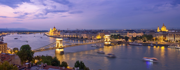 Budapest mit Kettenbrücke in der Dämmerung