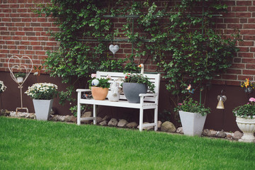 Gepflegter Garten mit schöner Dekoration