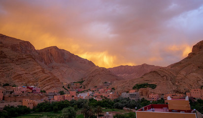 Montagnes au couch&eacute; du soleil