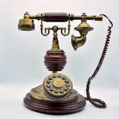 Teléfono clásico antiguo de metal y madera