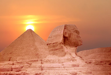 Fototapeta na wymiar The Sphinx, ancient ruins, Great pyramid of Giza outside the Cairo, Egypt. 
