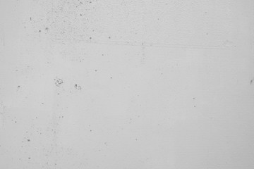 Hellgraue Steinwand mit markanten beschädigungen und Strukturen im rechten und oberen Biuldbereich. Oben in der MItte durchziehen zwei paralele Kratzer das Bild. Hintergrund im Industrial Design.
