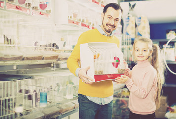  Father with daughter chose a new pet
