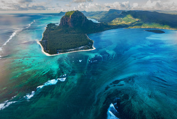 Onderwaterwaterval in Mauritius, eiland in water