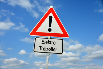 Elektrotretroller, E-Tretroller, E-Scooter, Mobilität, Fahrzeug, Verkehrsschild, Achtung, symbolisch, Elektromobilität, letzte Meile, Kleinstfahrzeug, Sharingsystem, Unfallgefahr