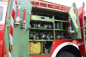 historisches Feuerwehrauto mit Ausrüstung