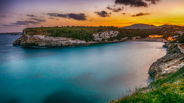 Traumhafter Sonnenuntergang Cala Romantica Mallorca Spanien mit sch&ouml;ner Wolkenstimmung
