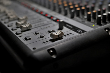 audio mixing console