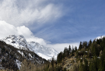 Fototapeta premium Disgrazia mountain with its hanging glacier