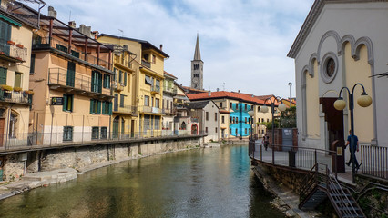 Obraz premium Fluss mit Kirche am Lago Maggiore