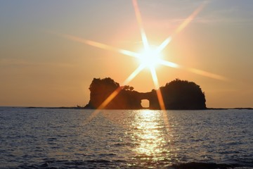 円月島に沈む夕日