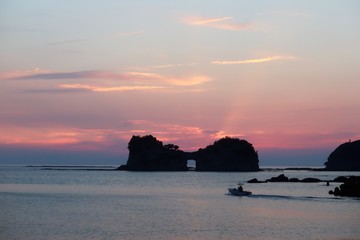 円月島に沈む夕日