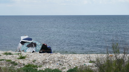 Capanna di ombrelli e ombrelloni in riva al mare 