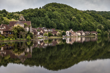 Fototapeta na wymiar Beaulieu sur Dordogne (Corrèze - France) - Reflets sur la Dordogne