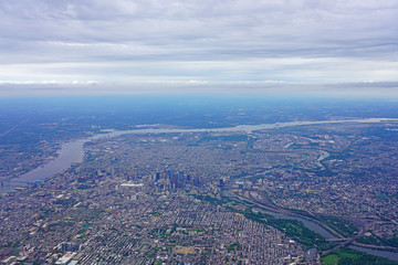 Obraz premium Aerial view of the skyline of the city of Philadelphia and the surrounding areas in Pennsylvania, United States