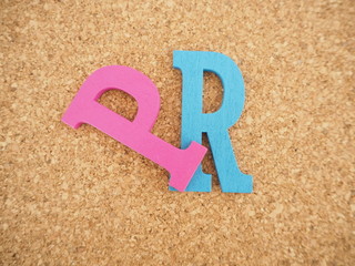 コルクボードの背景にPRという単語