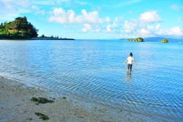 水辺に佇む女の子